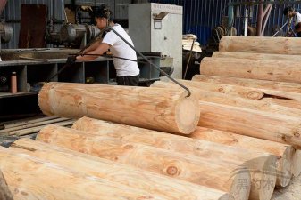生产建筑木模板的设备-原木旋切机